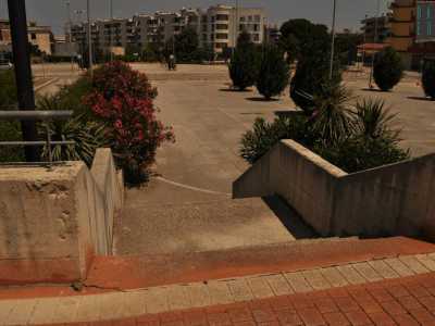 Le scale che portano al parcheggio all'aperto.